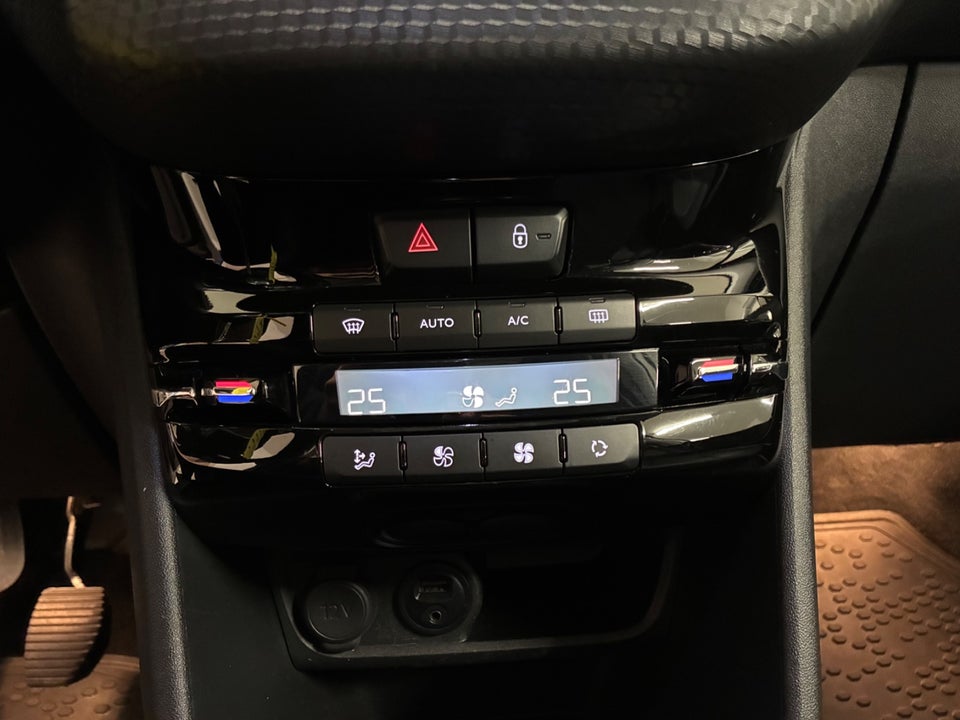 Peugeot 2008 1,2 e-THP 110 Desire Sky 5d