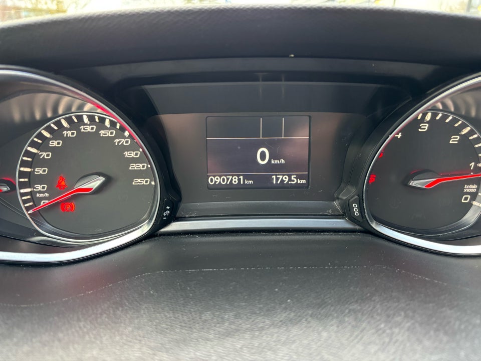 Peugeot 308 1,6 BlueHDi 120 Allure+ Sky 5d