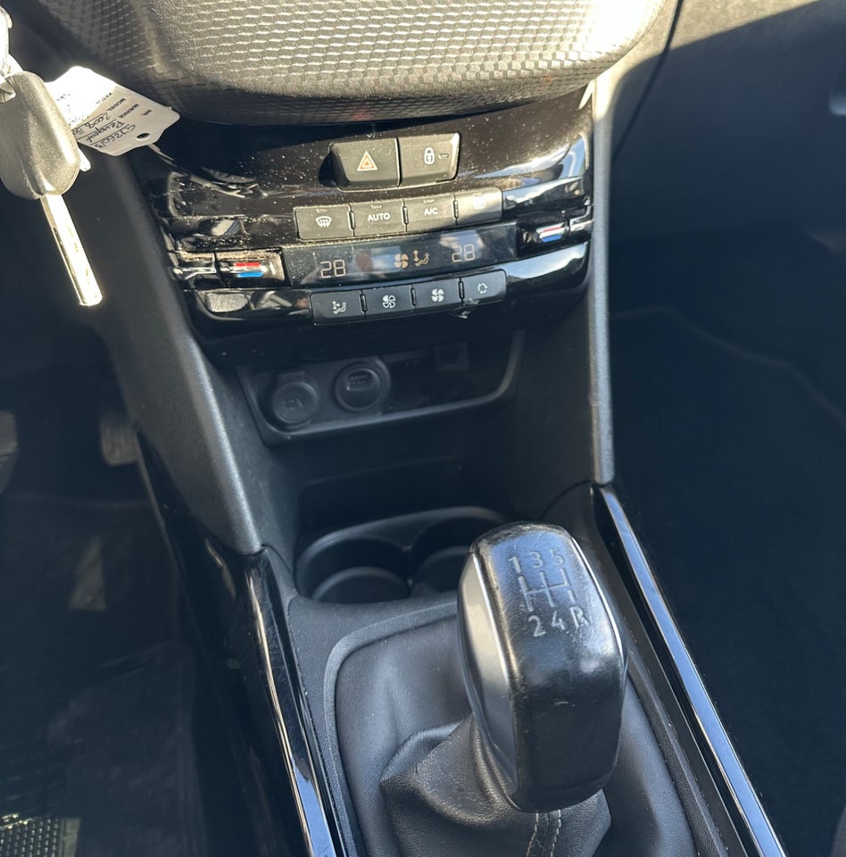 Peugeot 2008 1,2 PureTech 82 Selection Sky 5d