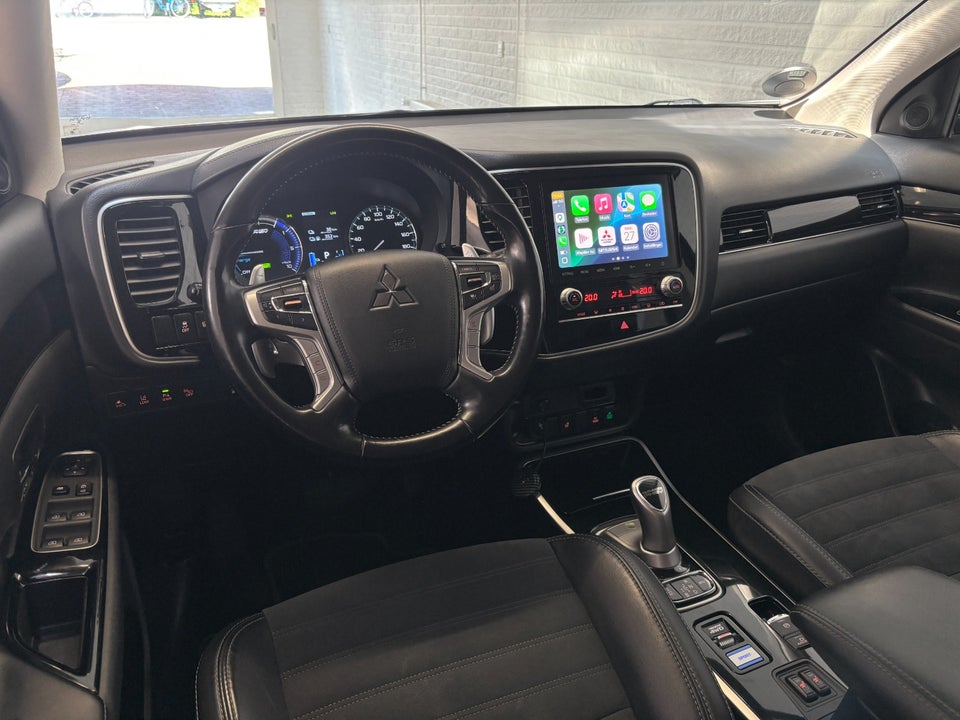 Mitsubishi Outlander 2,4 PHEV Limited CVT 4WD 5d