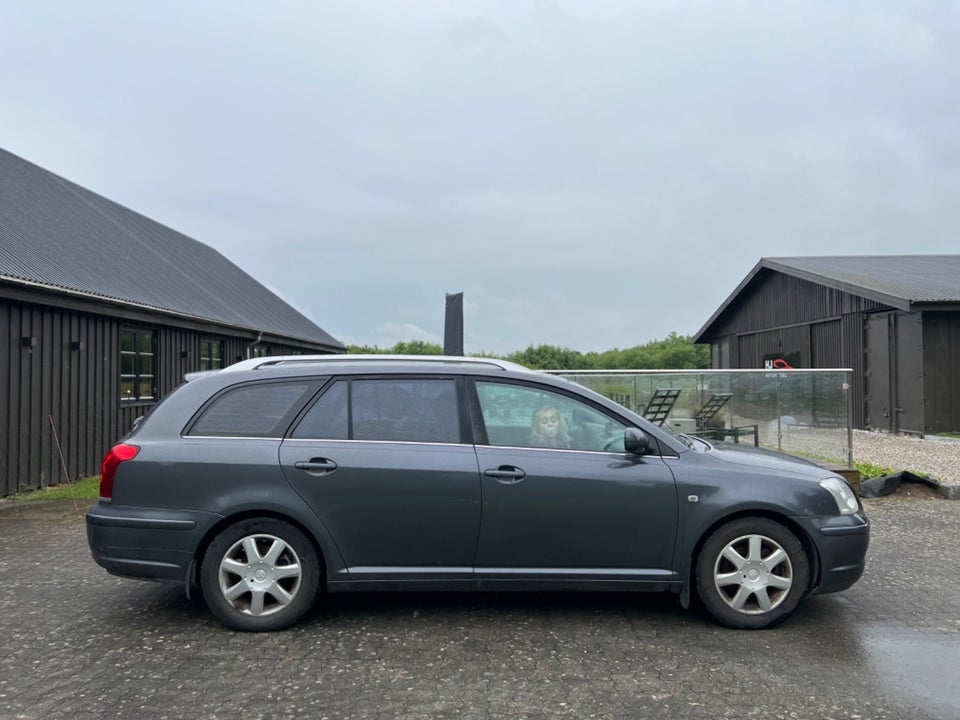 Toyota Avensis 2,0 D-4D Executive stc. 5d