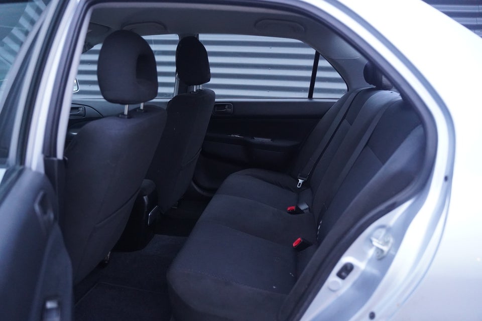 Mitsubishi Lancer 1,6 Invite 4d