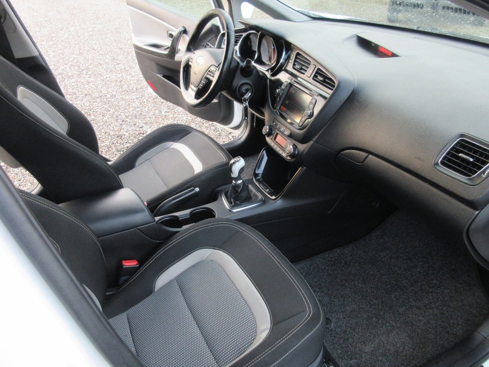 Kia Ceed 1,6 CRDi 128 Premium+ SW 5d