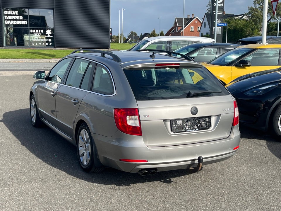 Skoda Superb 2,0 TDi 140 Comfort Combi DSG 5d
