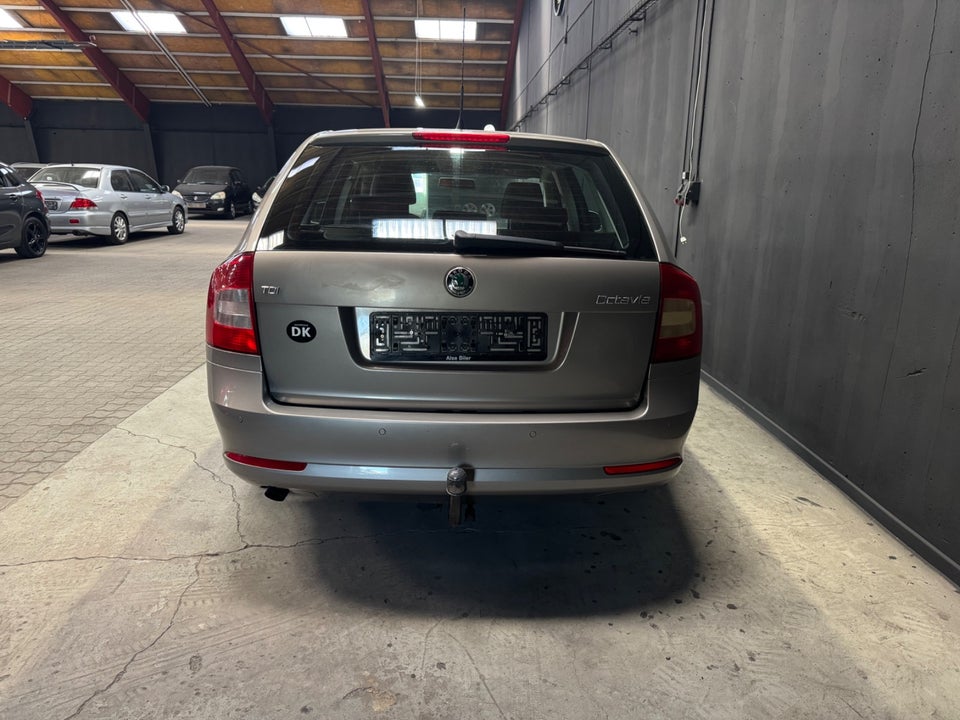 Skoda Octavia 1,6 TDi 105 Elegance Combi 5d