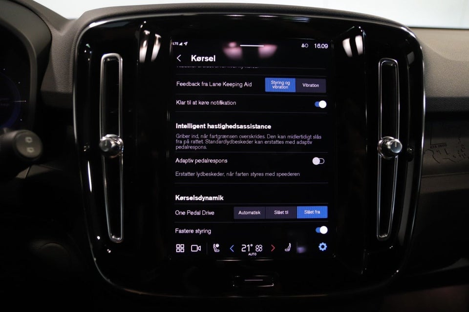 Volvo EX40 Standard Range Plus 5d