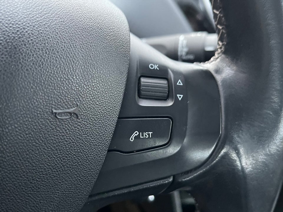 Peugeot 2008 1,2 PureTech 110 Prestige Sky 5d