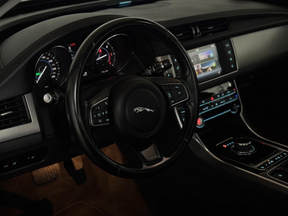 Jaguar XF 2,0 D180 Prestige aut. 4d