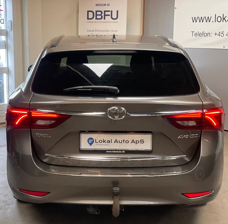 Toyota Avensis 1,8 VVT-i T2 Premium Touring Sports 5d