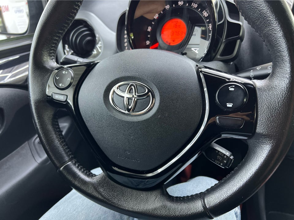Toyota Aygo 1,0 VVT-i x-black 5d