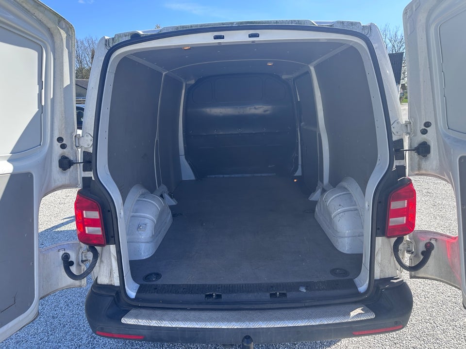 VW Transporter 2,0 TDi 102 Kassevogn lang