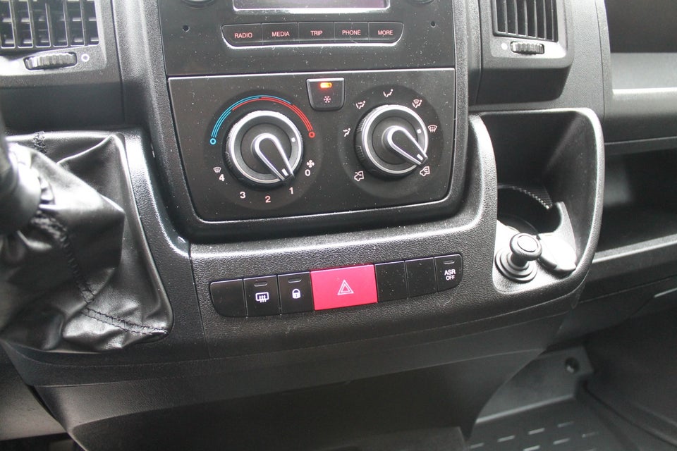 Peugeot Boxer 333 2,2 BlueHDi 140 L3H2 Premium