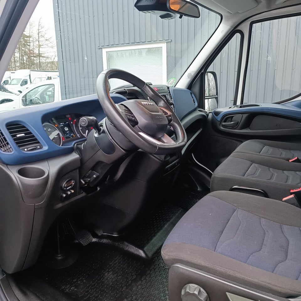Iveco Daily 3,0 35S18 Box m/lift AG8 2d