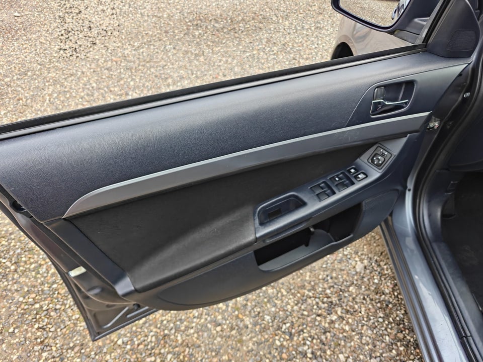 Mitsubishi Lancer 1,6 Invite SportBack 5d