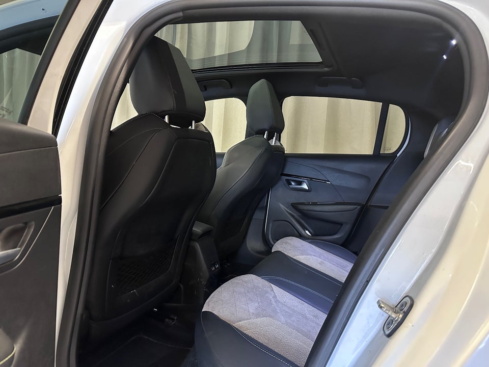 Peugeot e-208 50 GT Sky 5d