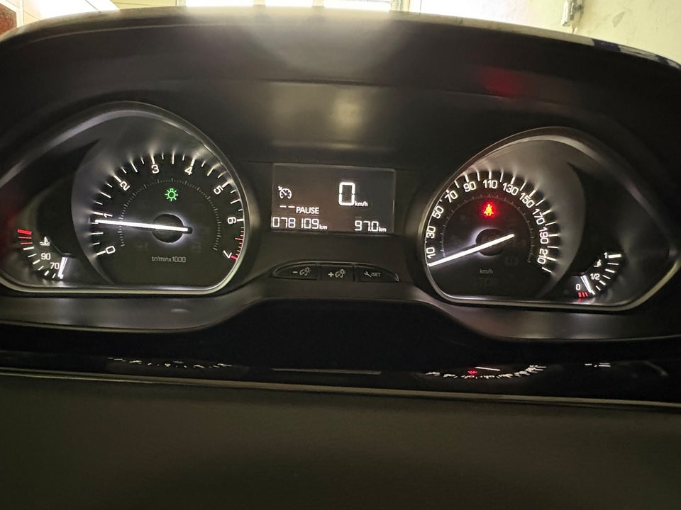 Peugeot 208 1,2 VTi 82 Allure Sky 5d