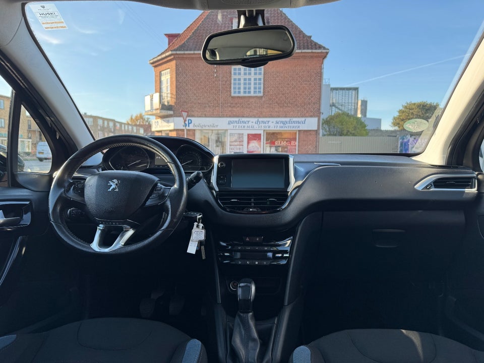 Peugeot 208 1,2 VTi Allure Sky 5d
