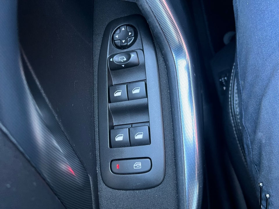 Peugeot 2008 1,6 BlueHDi 100 Allure Sky 5d