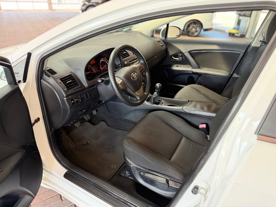 Toyota Avensis 1,6 VVT-i T1 stc. 5d