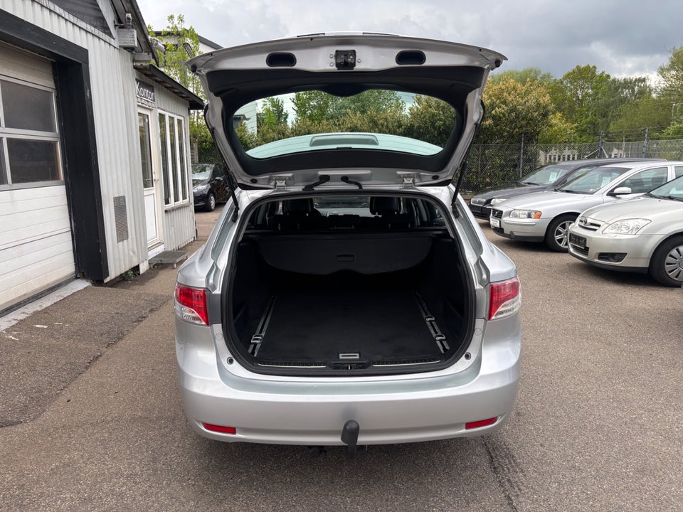 Toyota Avensis 1,8 VVT-i T2 stc. E-CVT 5d