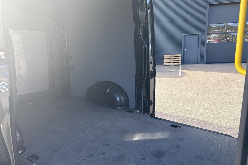 VW Crafter 35 2,0 TDi 177 Kassevogn L3H3 aut.