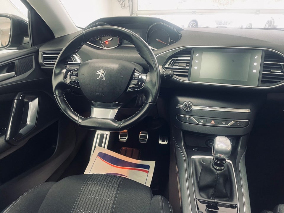 Peugeot 308 1,2 PureTech 130 Allure Sky 5d