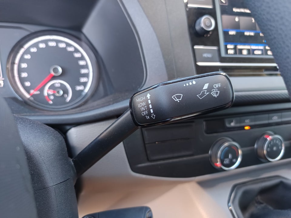 VW Transporter 2,0 TDi 110 Kassevogn kort