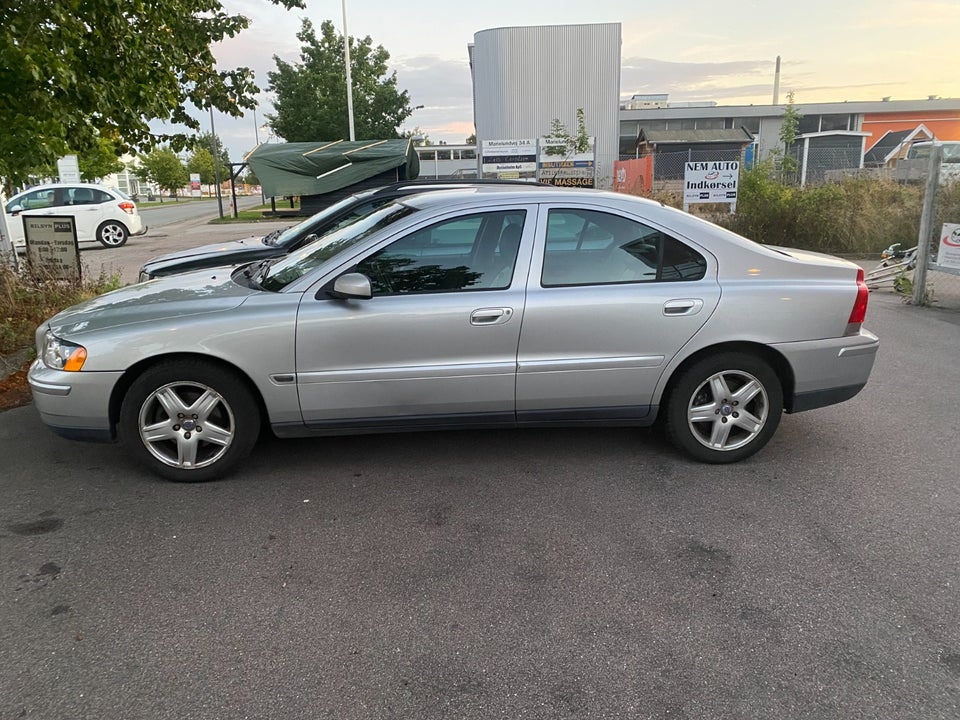 Volvo S60 2,4 170 Momentum 4d