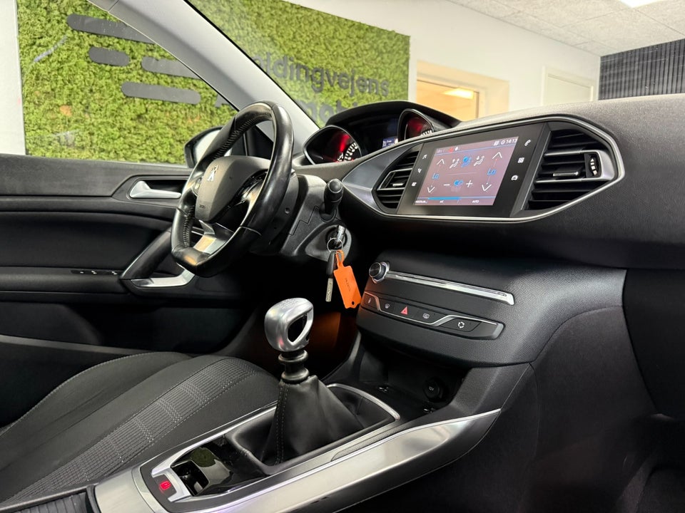Peugeot 308 1,5 BlueHDi 130 Allure Sky 5d