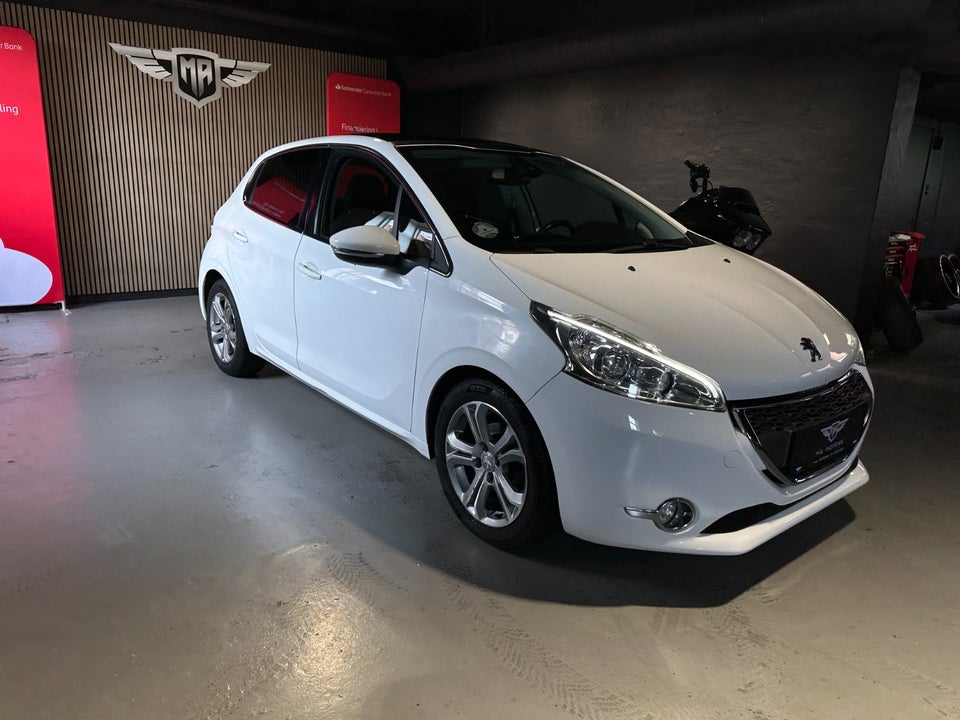 Peugeot 208 1,2 VTi Allure Sky 5d