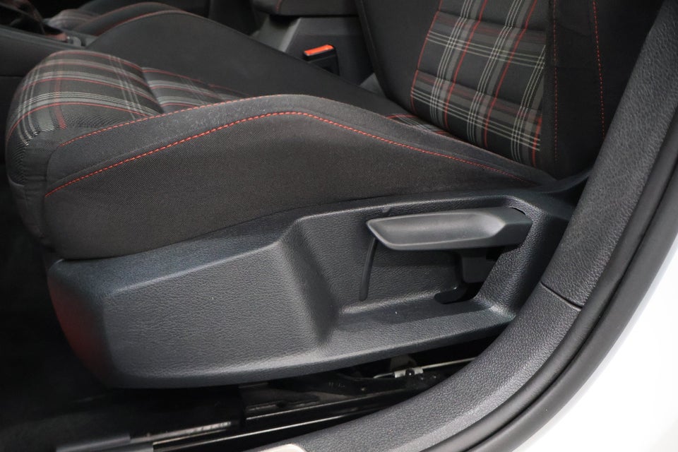 VW Golf VII 2,0 GTi Performance DSG BMT 5d