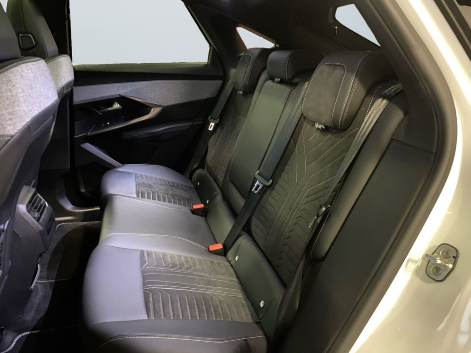 Peugeot e-3008 77 GT Pack 5d