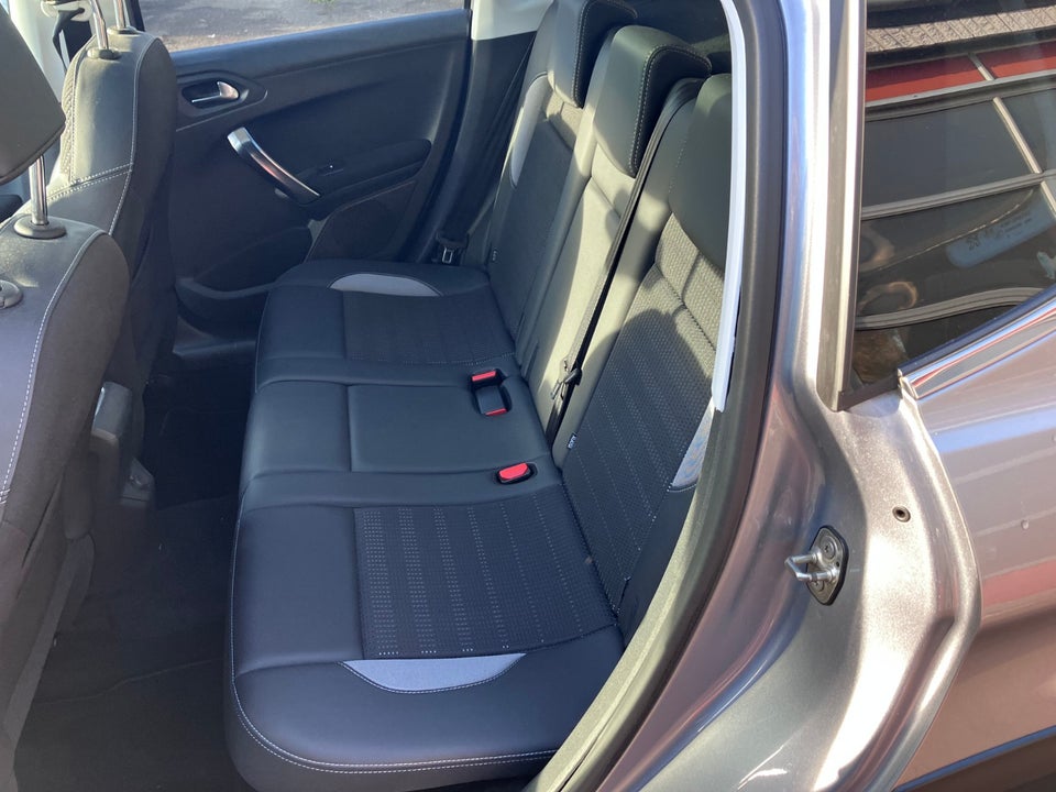 Peugeot 2008 1,2 e-THP 110 Selection Sky 5d