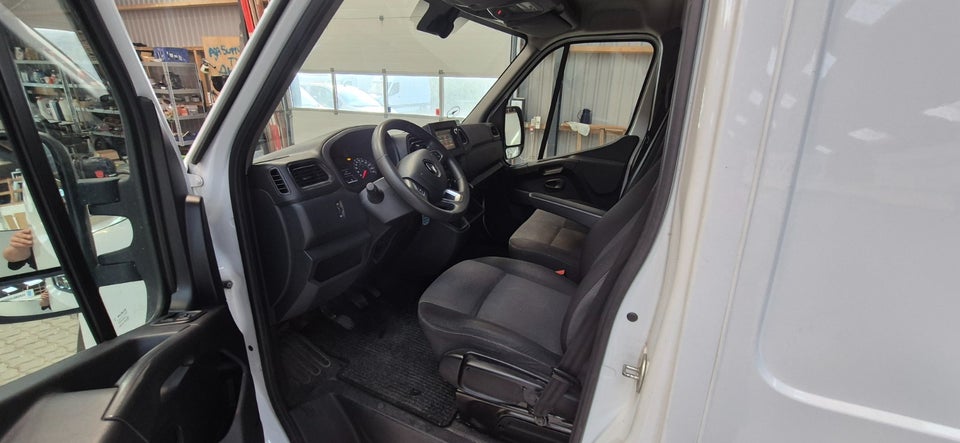 Renault Master IV T35 2,3 dCi 145 L3H2 Kassevogn RWD