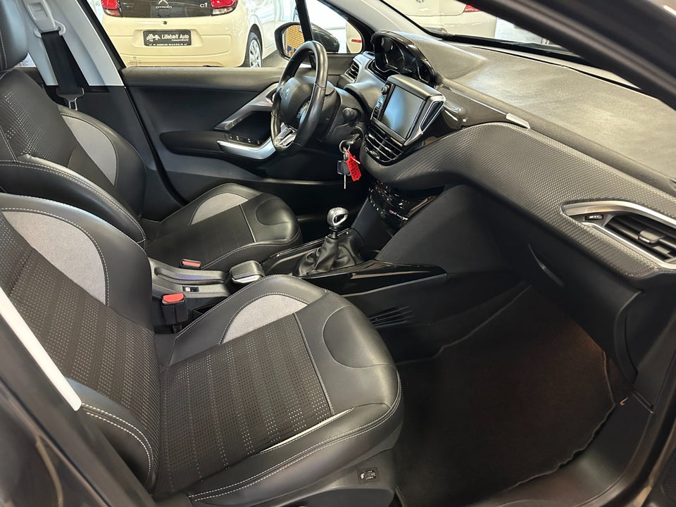 Peugeot 2008 1,2 PureTech 110 Prestige Sky 5d