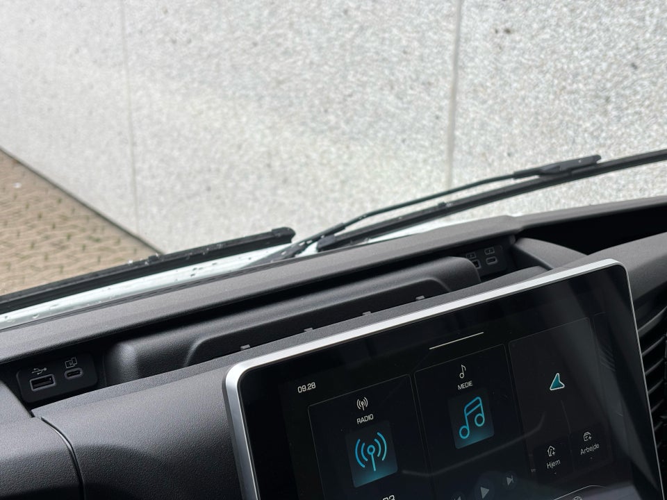 Iveco Daily 3,0 35S18 4100mm Box m/lift AG8