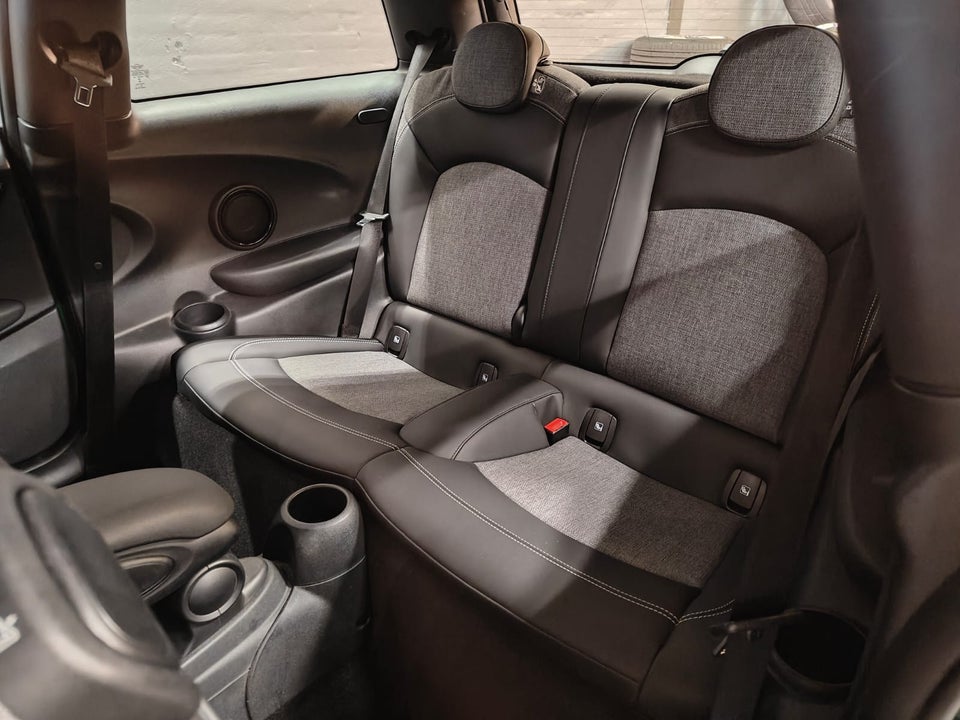 MINI Cooper SE Essential 3d