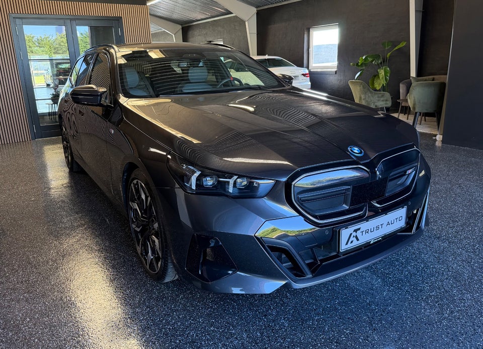 BMW i5 M60 Touring M-Sport Pro xDrive 5d 2024 — billede 2 af 11