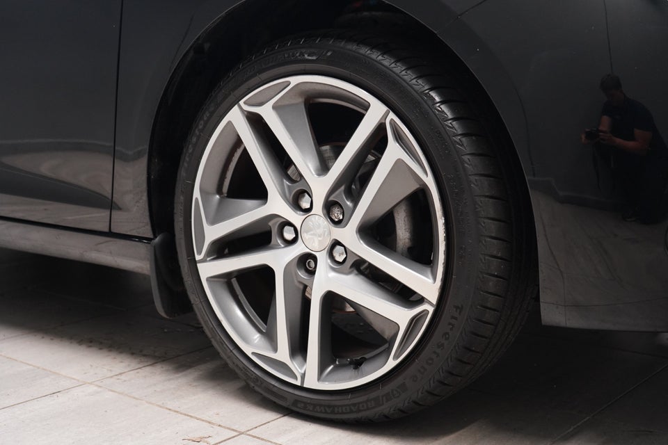 Peugeot 308 1,2 e-THP 130 Allure Sky 5d