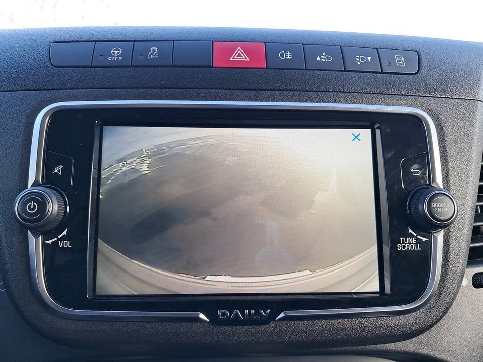 Iveco Daily 2,3 35S16 4100mm Box m/lift AG8