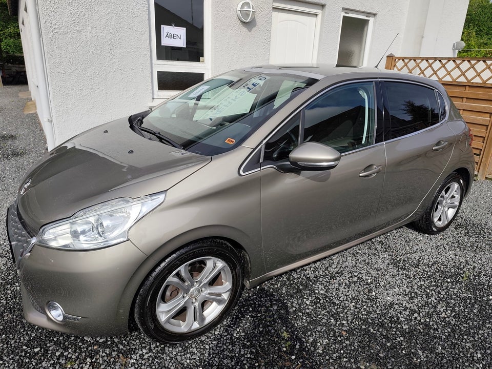 Peugeot 208 1,2 VTi Allure Sky 5d