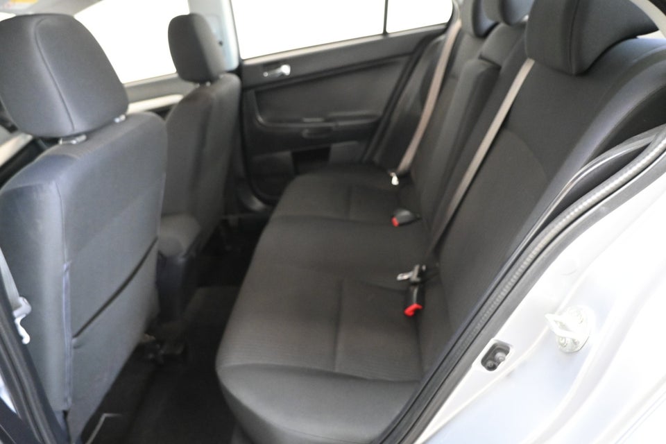 Mitsubishi Lancer 1,6 Invite SportSedan 4d
