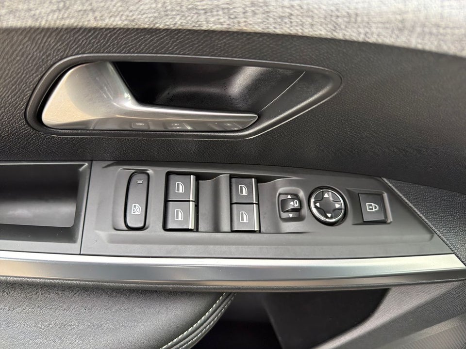 Peugeot e-3008 77 GT 5d