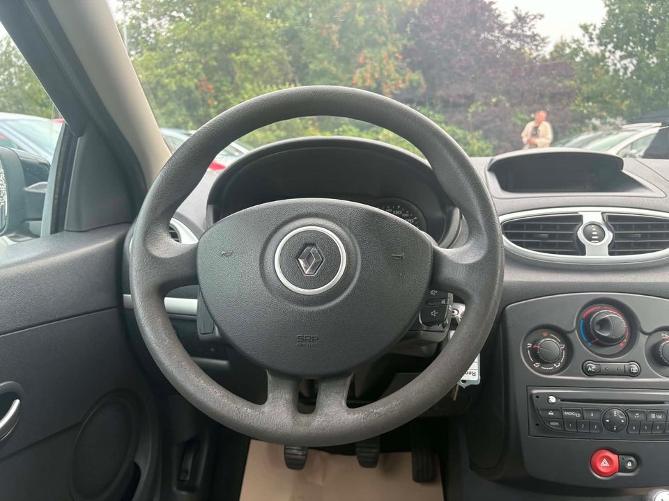Renault Clio III 1,2 16V Authentique 5d