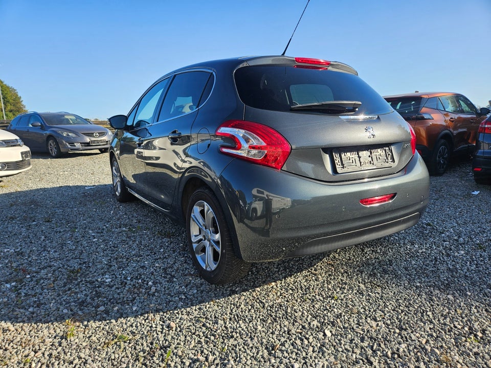 Peugeot 208 1,2 VTi Allure Sky 5d