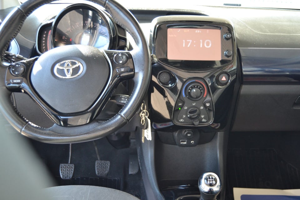 Toyota Aygo 1,0 VVT-i x-wave Sky 5d
