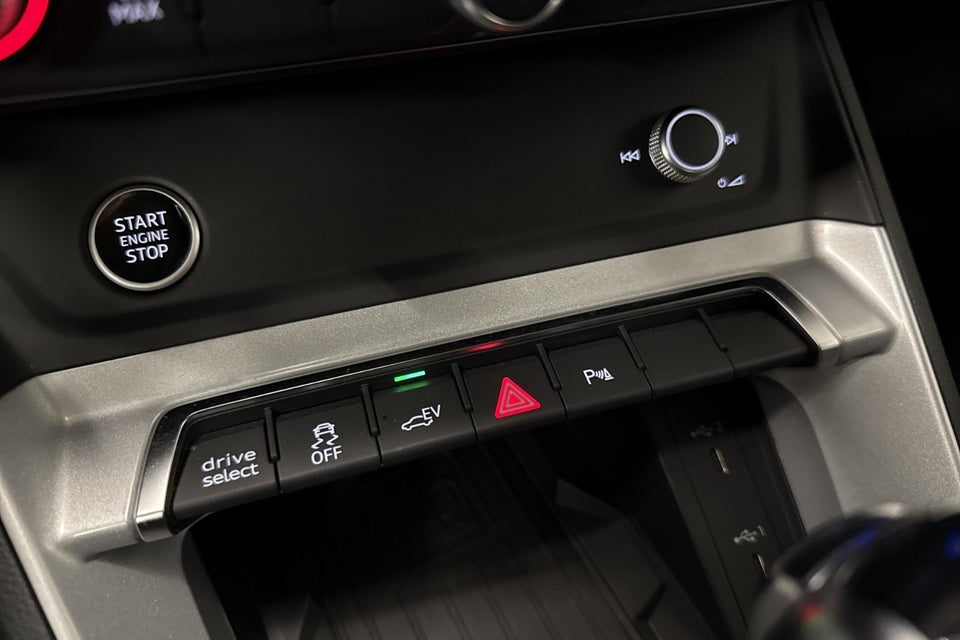 Audi Q3 45 TFSi e Attitude plus S-tr. 5d