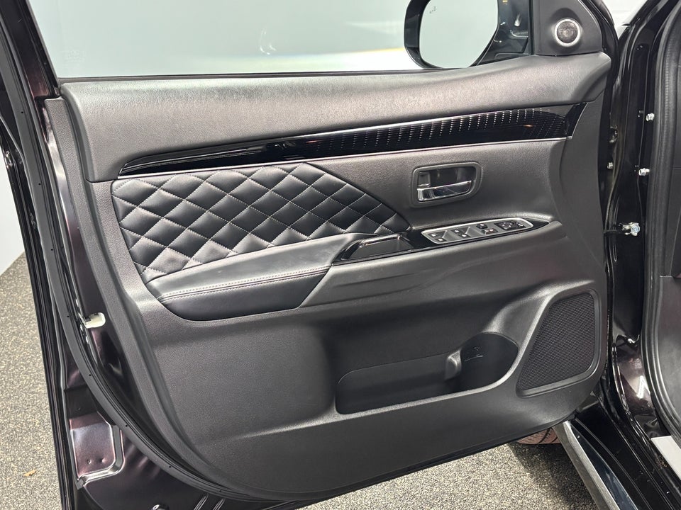 Mitsubishi Outlander 2,4 PHEV Instyle CVT 4WD 5d