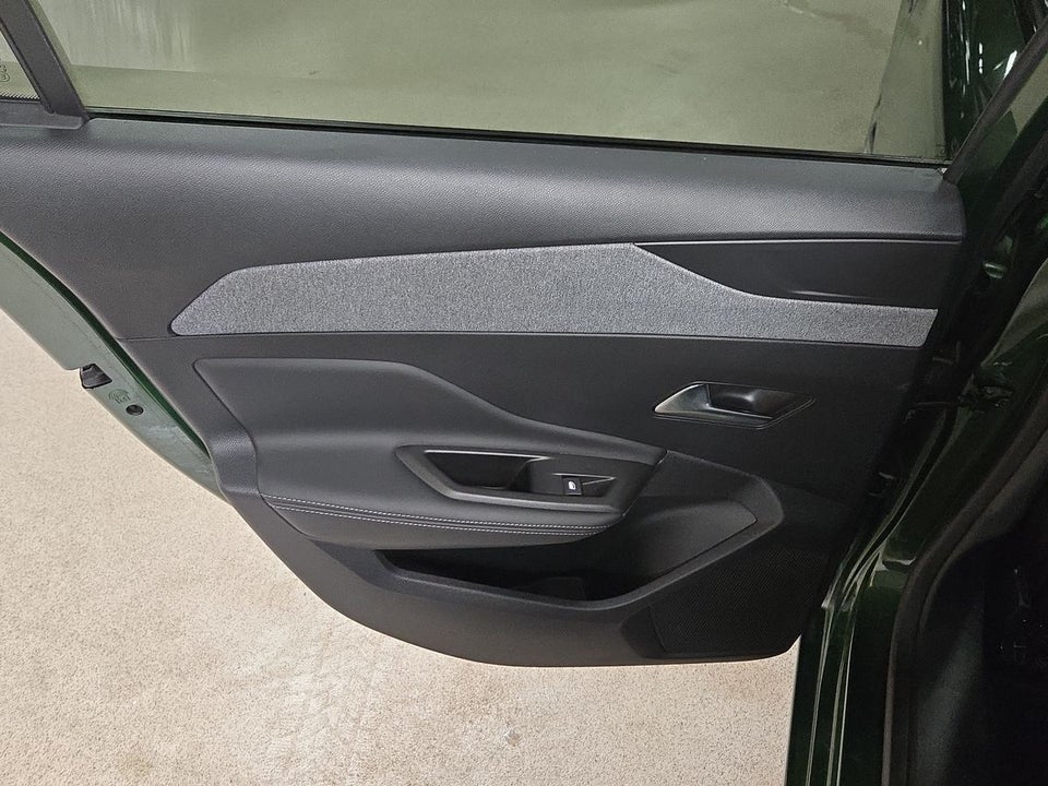 Peugeot 308 1,6 Hybrid First Selection EAT8 5d