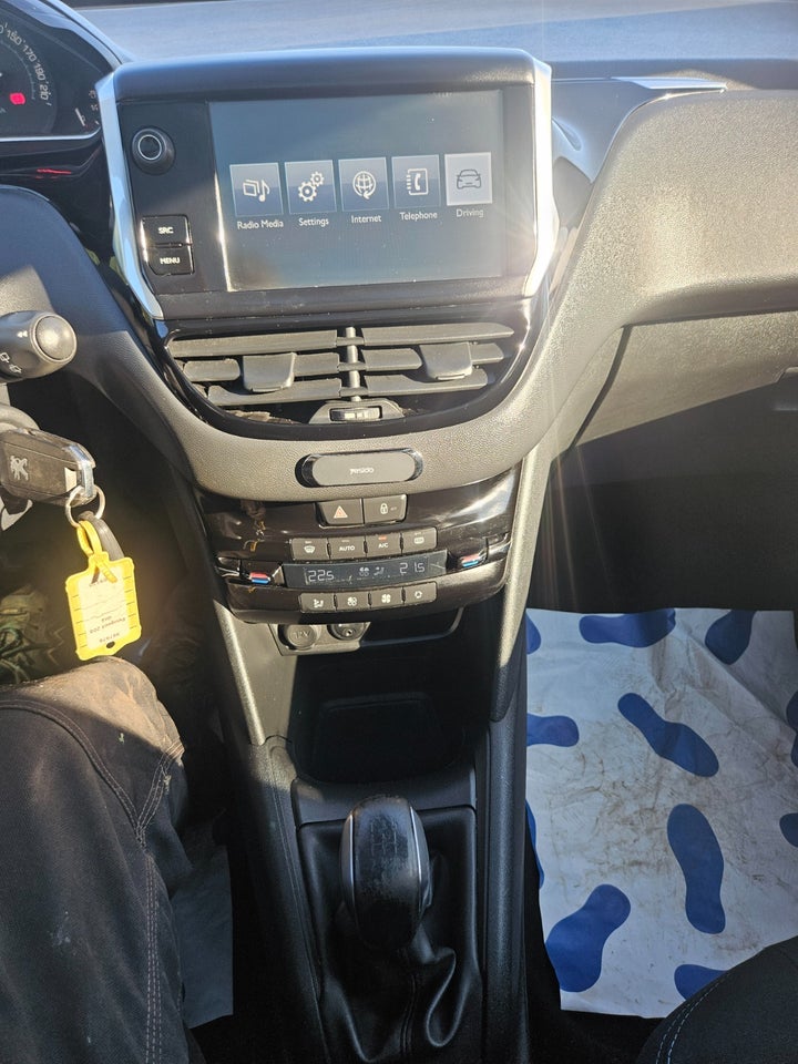 Peugeot 208 1,2 VTi Allure Sky 5d